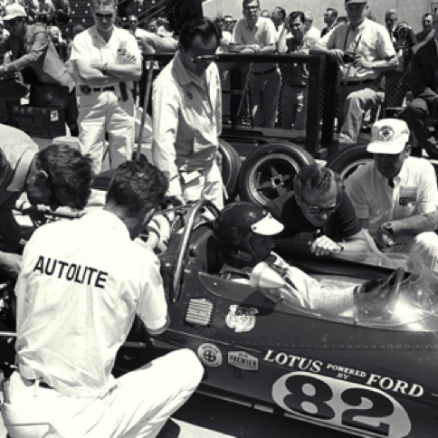 Beaucoup de monde autour de la Lotus Fiord N° 82 !
Contribution Yves Clairac/Facebook